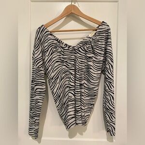 Maeve Classic Black/Grey Zebra Print Pullover V-Neck Sweater, size M